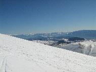 Gran Sasso d'Italia vu depuis Campo Imperatore. Valle Fredda, vallée adjacente permettant de redescendre à la base du téléphérique du Gran Sasso d'Italia skis aux pieds - L'Aquila