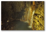 Salle de la Première Cascade : une salle majestueuse où la cascade change considérablement entre l’été et l’hiver. En hiver, le volume d’eau est bien plus important.
