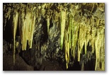 Saal der Formationen und Schwarzer See, zwischen dem ersten und zweiten Wasserfall. Die Kombination aus Formationen und Beleuchtung schafft eine faszinierende Landschaft. Wasser ist ständig präsent und macht diese Höhlen zu einem Naturwunder.