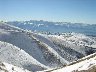 Gran Sasso d'Italia von Campo Imperatore aus gesehen. Valle Fredda, angrenzendes Tal, über das man bis zur Talstation der Gran-Sasso-Seilbahn abfahren kann – L'Aquila