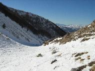 Gran Sasso d'Italia von Campo Imperatore aus gesehen. Valle Fredda, angrenzendes Tal, über das man bis zur Talstation der Gran-Sasso-Seilbahn abfahren kann – L'Aquila
