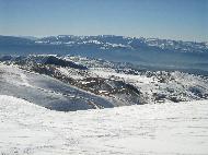 Gran Sasso d'Italia vu depuis Campo Imperatore. Valle Fredda, vallée adjacente permettant de redescendre à la base du téléphérique du Gran Sasso d'Italia skis aux pieds - L'Aquila