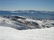 Gran Sasso d'Italia vu depuis Campo Imperatore. Valle Fredda, vallée adjacente permettant de redescendre à la base du téléphérique du Gran Sasso d'Italia skis aux pieds - L'Aquila