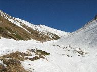 Gran Sasso d'Italia von Campo Imperatore aus gesehen. Valle Fredda, angrenzendes Tal, über das man bis zur Talstation der Gran-Sasso-Seilbahn abfahren kann – L'Aquila