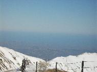 Gran Sasso d'Italia visto desde Campo Imperatore. Valle Fredda, valle contigua desde donde se puede descender hasta la base del teleférico del Gran Sasso d'Italia con los esquís puestos – L'Aquila