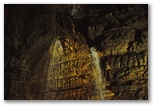 Salle de la Première Cascade : l’un des lieux les plus beaux et majestueux de la grotte. L’image montre la cascade en août, lorsque le débit d’eau est minimal. En hiver, la cascade devient vraiment impressionnante.