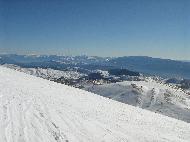 Gran Sasso d'Italia von Campo Imperatore aus gesehen. Valle Fredda, angrenzendes Tal, über das man bis zur Talstation der Gran-Sasso-Seilbahn abfahren kann – L'Aquila