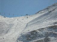 Gran Sasso d'Italia vu depuis Campo Imperatore. Remontées mécaniques de Campo Imperatore - L'Aquila