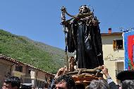 La processione e l'attesa della processione durante la messa a Cocullo