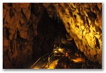 Entrada a la cueva. El pasaje es amplio y se ha construido una pasarela para permitir el acceso. Antes de 1991, la falta de este pasaje impedía la entrada a la cueva.