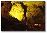 La Sala del Silencio: llamada así porque en verano es la única sala de la cueva donde no circula agua. En invierno, sin embargo, una pequeña cantidad de agua sigue pasando. A lo largo de todo el recorrido, excepto en esta sala, el agua y su sonido estarán siempre presentes.