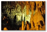 Salle des Concrétions et Lac Noir. La présence constante de l’eau fait de cette salle l’une des plus évocatrices de la grotte.
