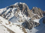 Gran Sasso d'Italia vu depuis Campo Imperatore. Remontées mécaniques de Campo Imperatore - L'Aquila