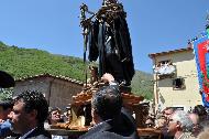 La processione e l'attesa della processione durante la messa a Cocullo