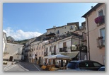 Il paesino di Anversa degli Abruzzi, all'imbocco delle Gole del Sagittario