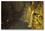 Sala della prima cascata: questa sala rappresenta uno dei luoghi più belli e maestosi della grotta. L'immagine si riferisce alla cascata nel periodo di agosto, quando la quantità di acqua che scorre nelle grotte è minima. Nei periodi invernali la cascata si presenta davvero maestosa
