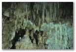 Sala delle concrezioni e Lago Negro, tra la prima e la seconda cascata delle grotte. La formazione di concrezioni insieme alle luci disposte dai tecnici rende il paesaggio davvero affascintante. La presenza dell'acqua è costante e le grotte rappresentano una delle magnificenze che madre natura ci propone