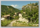 Pietracamela durante il periodo estivo. Una passeggiata verso i Prati di Tivo da quota 950 a 1450 metri.
