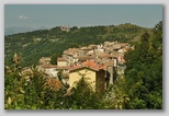 Pietracamela durante il periodo estivo. Una passeggiata verso i Prati di Tivo da quota 950 a 1450 metri.